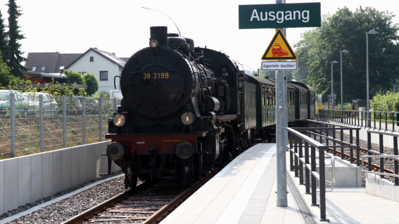 Einfahrt des Feurigen Elias mit Dampflok 38 3199 in den Bahnhof Münchingen im Juni 2015