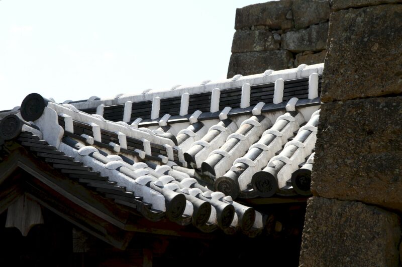 Weiße Dachdichtungen am Himeji Castle