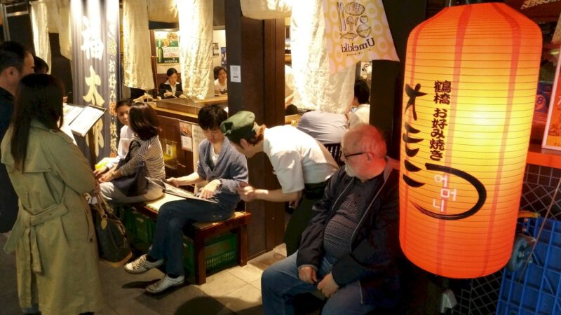 Warten vor dem Restaurant