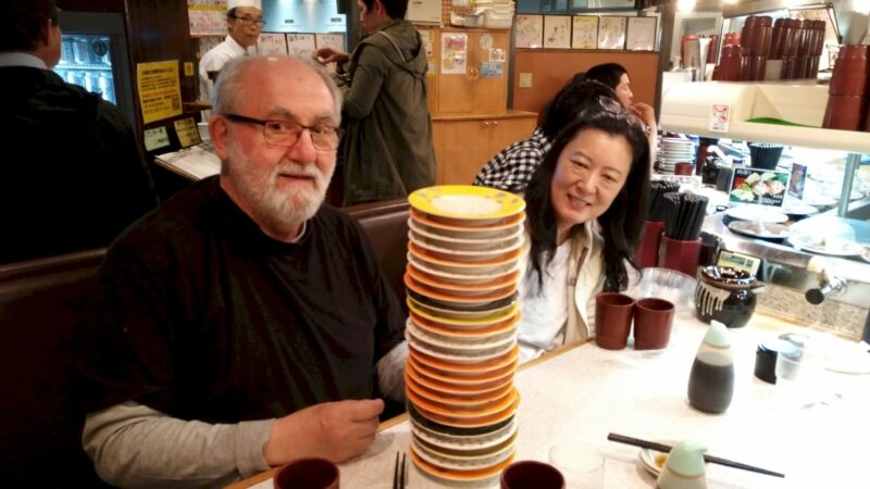 Ganz schön viele Teller erfolgreich leer gegessen beim Kaiten-sushi