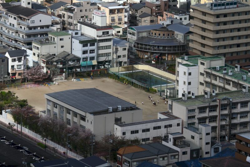 Blick auf eine Schule in Osaka