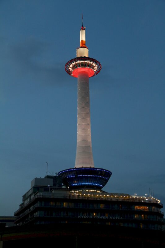 Kyoto Tower am Abend