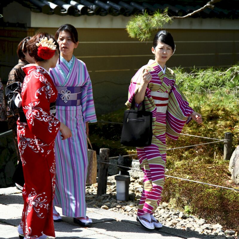 Frauen im Kimono