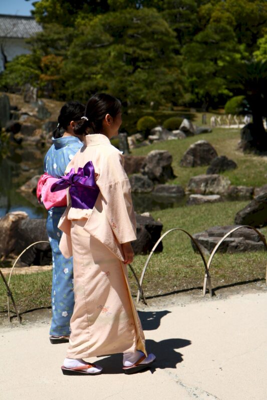 Kimono-Mädchen im Park des Nijo Castle