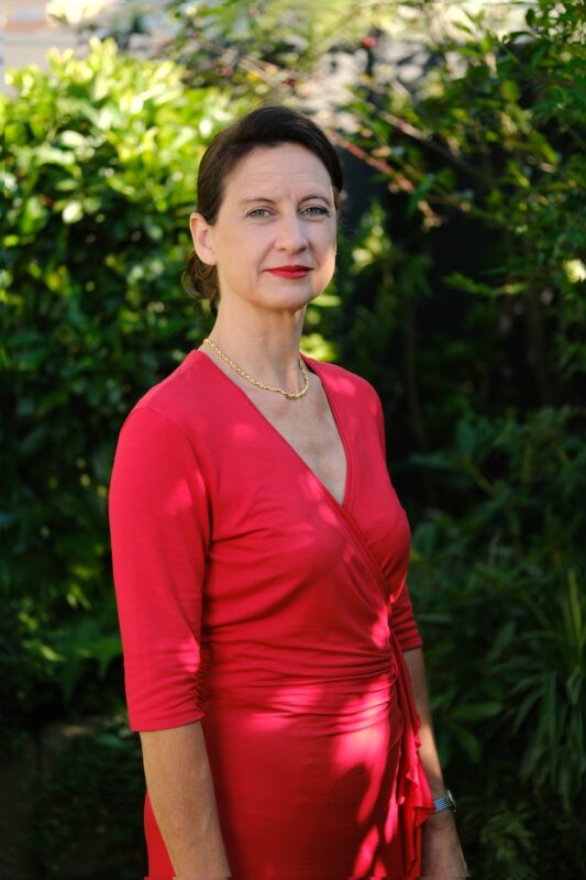 Martina im roten Kleid im Garten in 2020