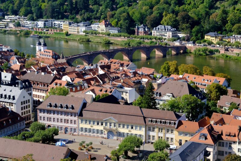 Blick auf den Neckar und die Alte Brücke vom Schloss Heidelberg