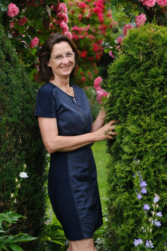 Martina im Garten im Juni 2021