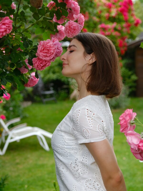 Vanessa im Rosengarten im Juni 2021