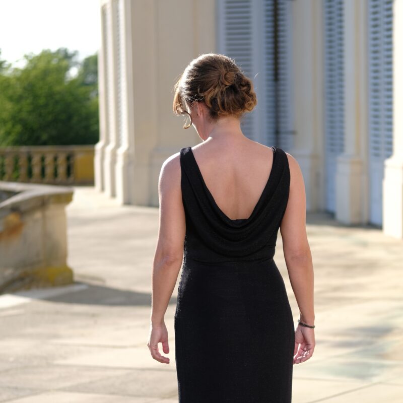 Madlen elegant im schwarzen Kleid an der Solitude im Juli 2021