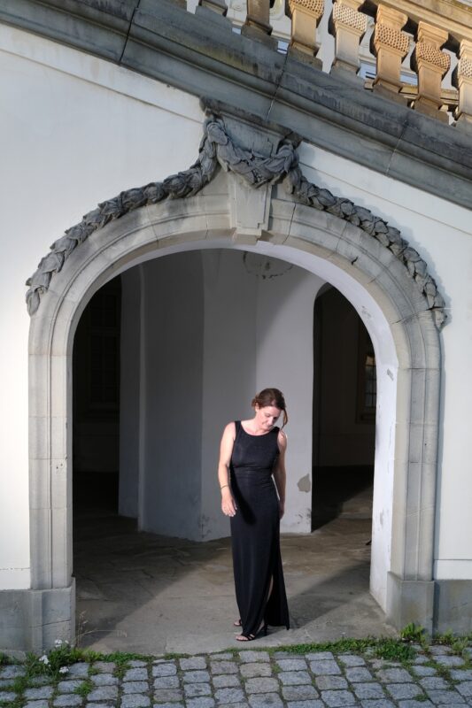 Madlen elegant im schwarzen Kleid an der Solitude im Juli 2021