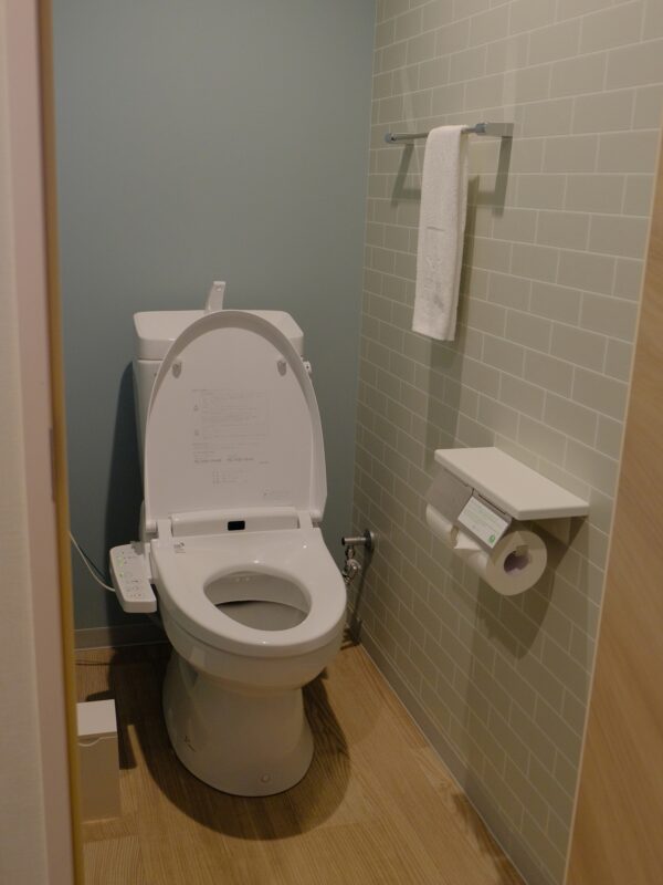 Torifito-Hotel: Separate Toilette mit Washlet