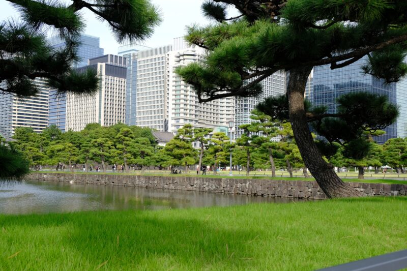 Blick auf Tokyo vom Vorplatz des Kaiserpalastes Tokyo / 皇居