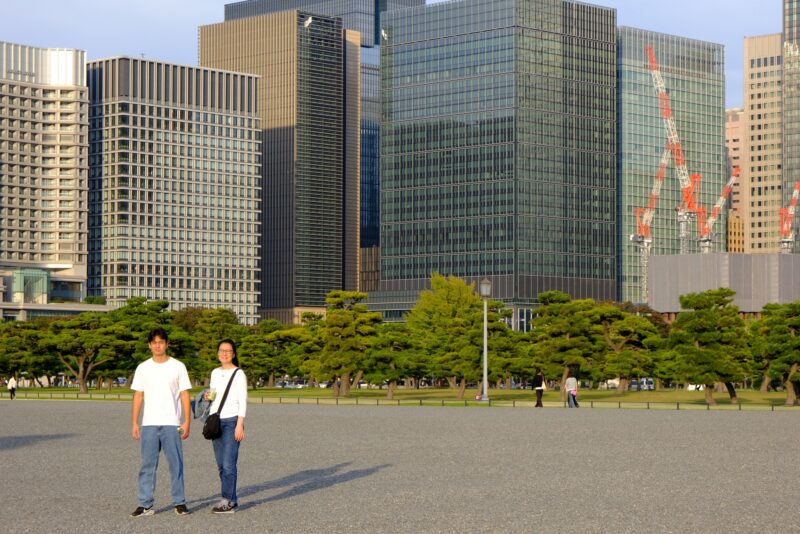 Aoi und Felix auf dem Vorplatz des Kaiserpalastes, Richtung Tokyo Bahnhof