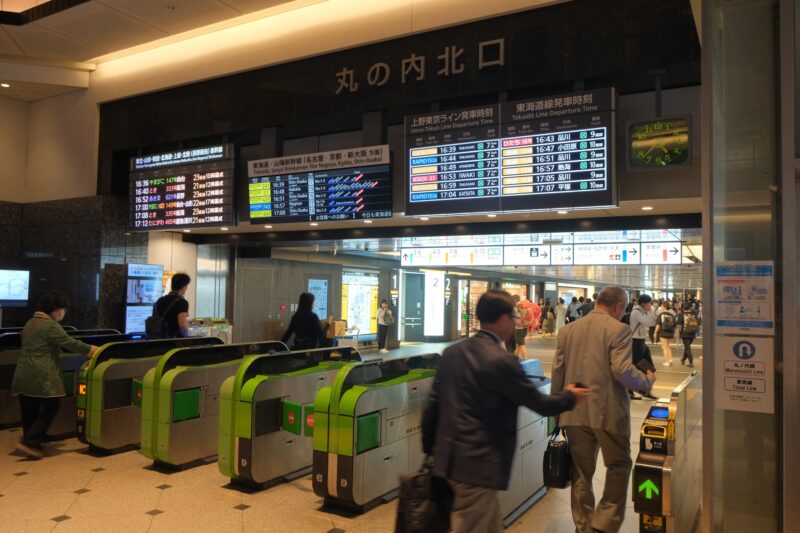 Ticket Gate im Bahnhof Tokyo / 東京駅