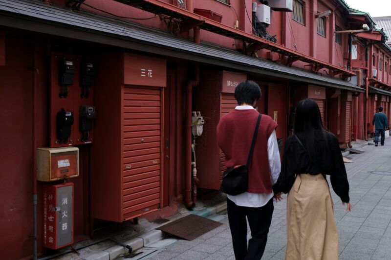Gasse hinter den Läden der Nakamise-dōri in der Nähe des Sensō-ji