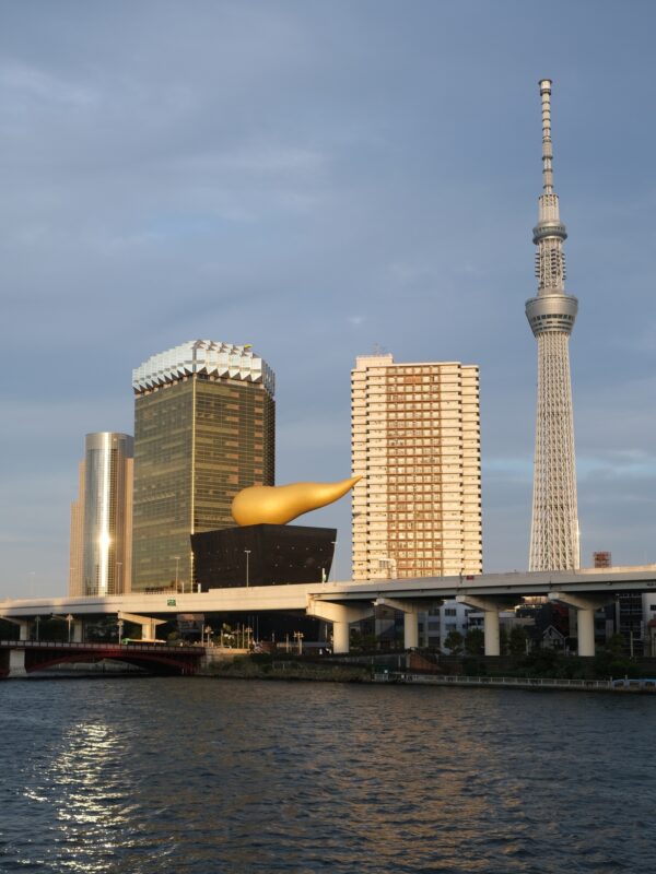 Sumida-River mit Asahi Beer Hall und dem Tokyo Skytree