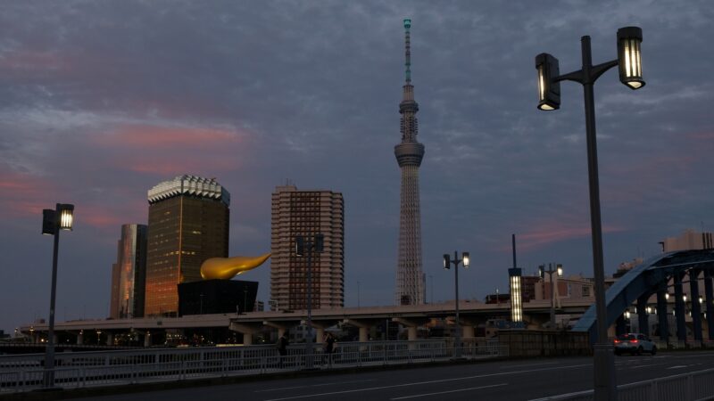 Tokyo Skytree und Asahi Beer Hall am Abend