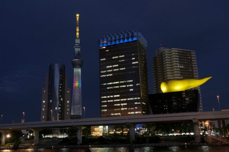 Tokyo Skytree und Asahi Beer Hall am Abend