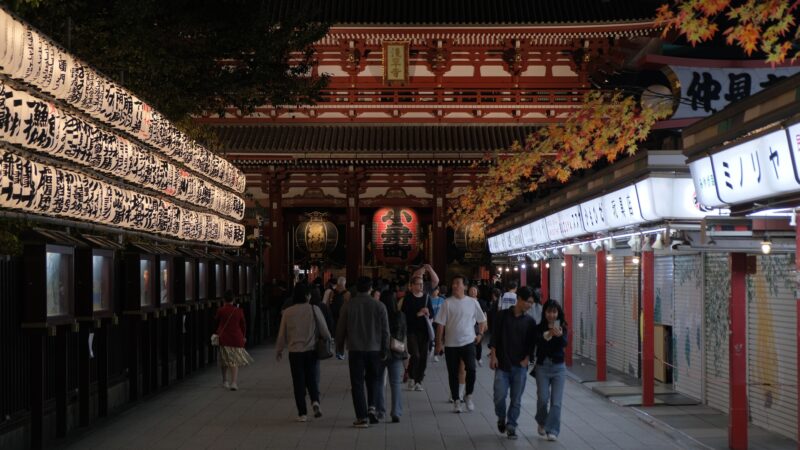 Hōzō-mon des Sensō-ji in Asakusa, Tokyo am Abend 宝蔵門 (浅草寺, 東京)