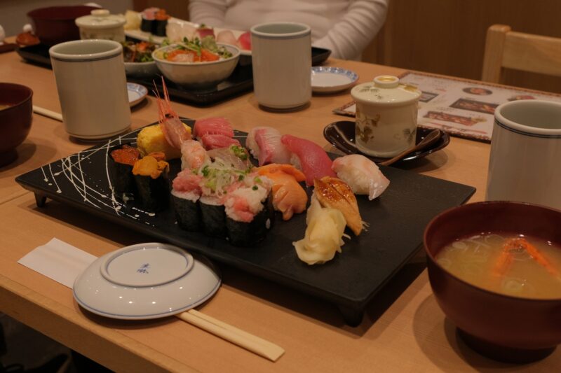 Leckere Sushi im "Sushitake"-Restaurant beim Tsukiji Fischmarkt in Tokyo