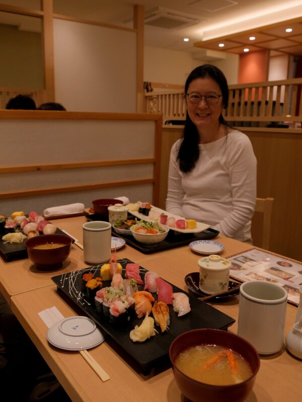 Leckere Sushi im "Sushitake"-Restaurant beim Tsukiji Fischmarkt in Tokyo