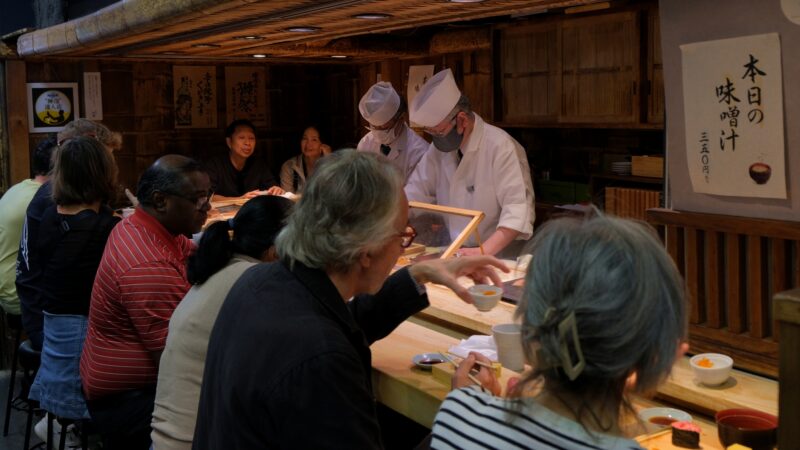 In einer Restaurant-Gasse auf dem Tsukiji Fischmarkt