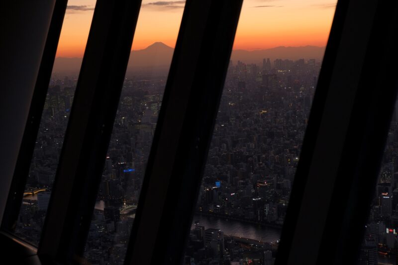 Blick vom Skytree über Tokyo auf den Fuji-san im Abendlicht