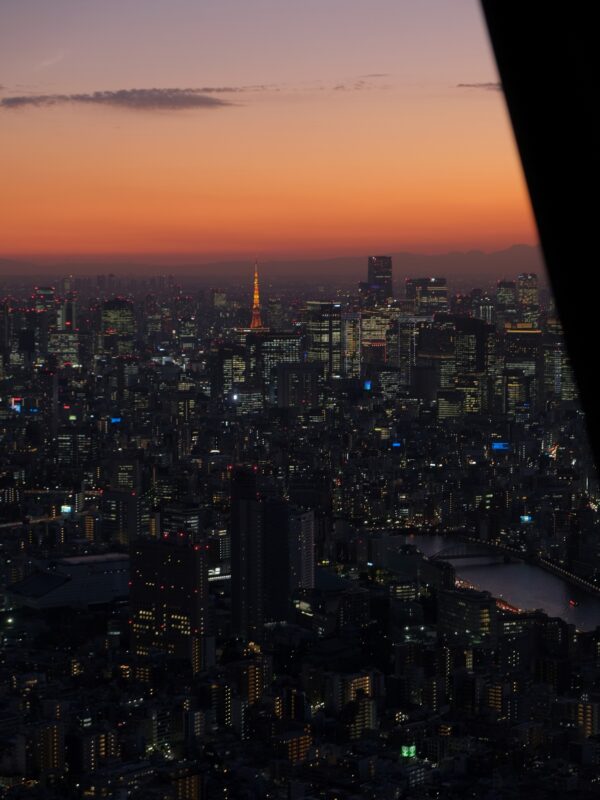 Der originale Tokyo Tower vom Skytree aus gesehen