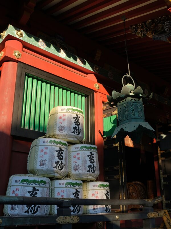 Sake-Fässer am Kunō-zan Tōshō-gū (久能山 東照宮) in der Abendsonne