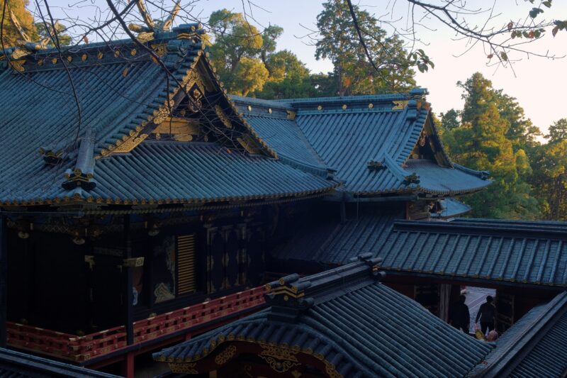 Dächer des Kunō-zan Tōshō-gū (久能山 東照宮) am Abend