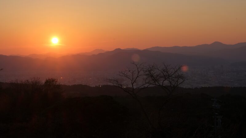Blick von der Nihondaira Aussichtsplattform (日本平 テラス) in der Abenddämmerung auf Shizuoka