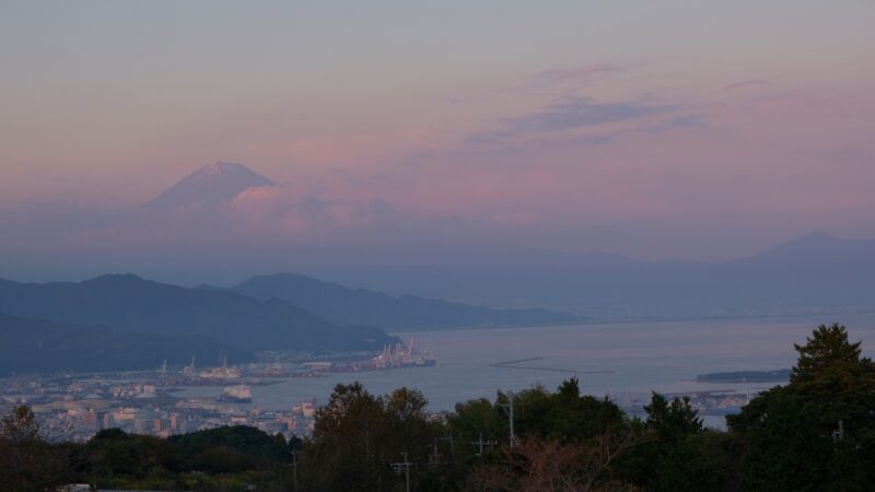 Blick auf dem Fuji-san (富士山) von der Nihondaira Aussichtsplattform (日本平 テラス) in der Abenddämmerung