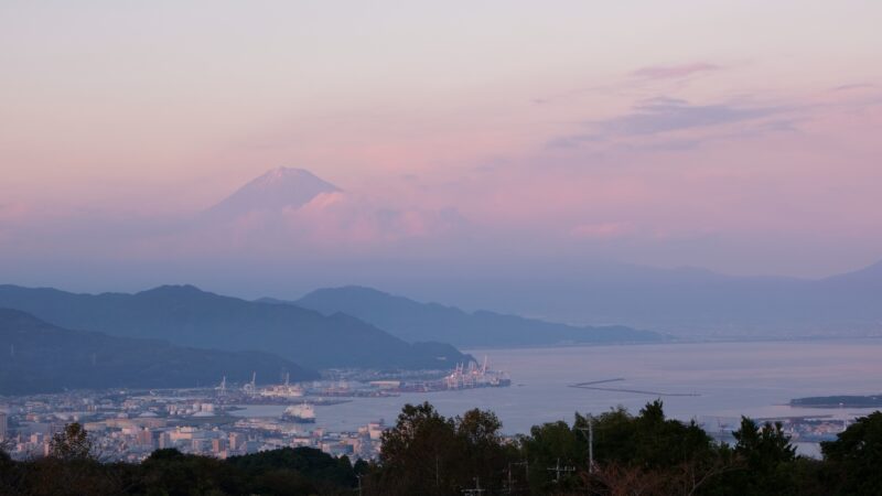 Blick auf dem Fuji-san (富士山) von der Nihondaira Aussichtsplattform (日本平 テラス) in der Abenddämmerung