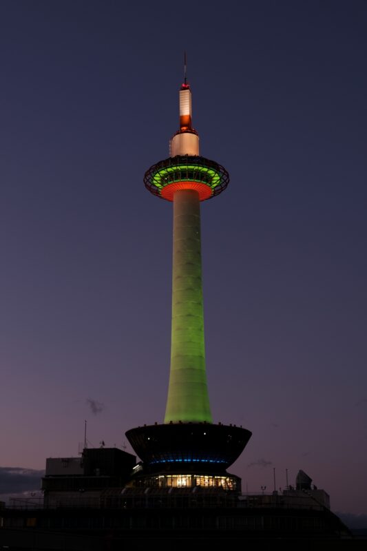 Kyoto-Tower (京都タワー) am Abend