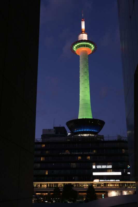 Kyoto-Tower (京都タワー) am Abend