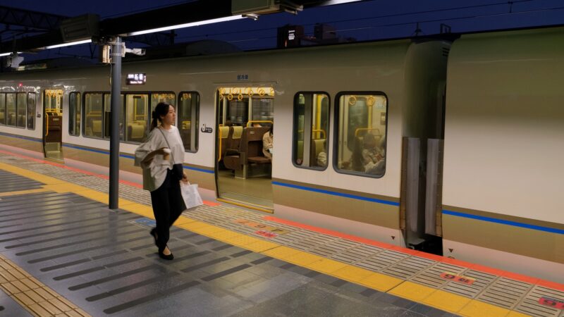 Zug der JR-West Kusatsu Linie nach Tsuge (柘植) am Bahnhof Kyoto (京都駅)