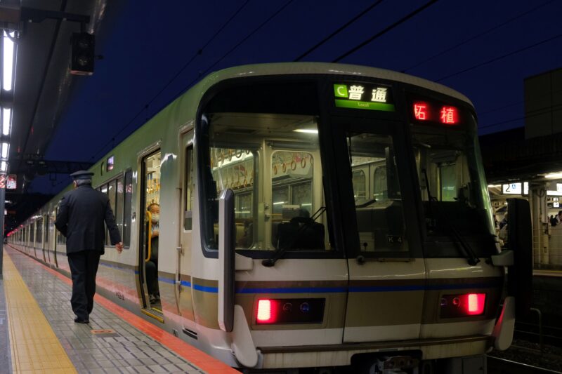 Zug der JR-West Kusatsu Linie nach Tsuge (柘植) am Bahnhof Kyoto (京都駅)