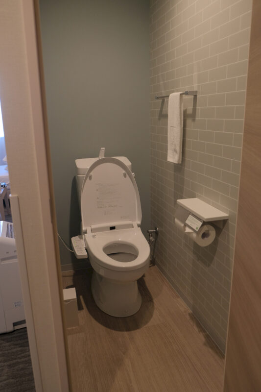 Torifito-Hotel: Separate Toilette mit Washlet