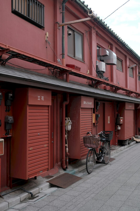 Gasse hinter den Läden der Nakamise-dōri in der Nähe des Sensō-ji