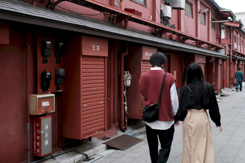 Gasse hinter den Läden der Nakamise-dōri in der Nähe des Sensō-ji