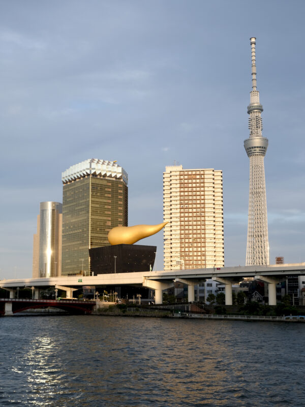 Sumida-River mit Asahi Beer Hall und dem Tokyo Skytree