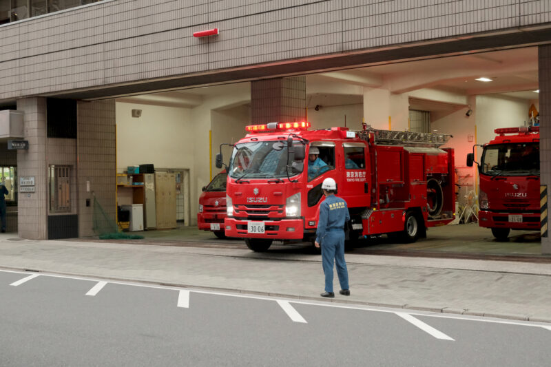 Ein Leiterwagen der Tokyo Feuerwehr rückt aus