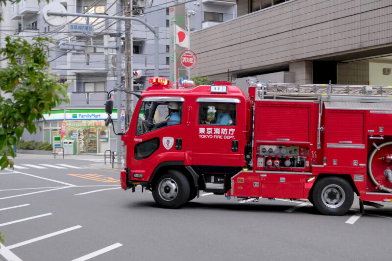 Ein Leiterwagen der Tokyo Feuerwehr auf dem Weg zum Einsatz