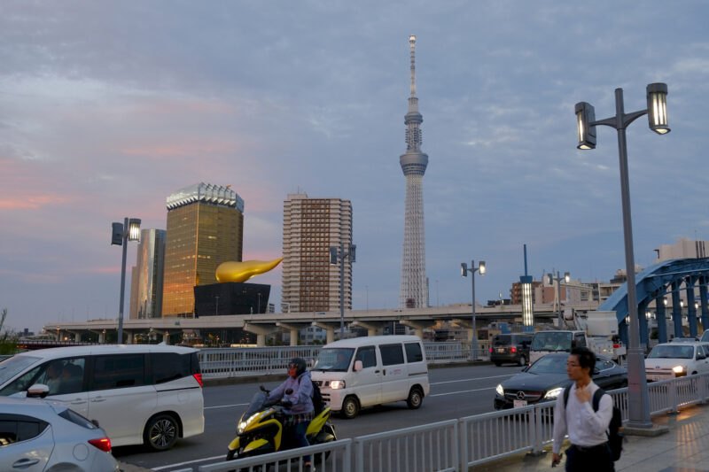 Tokyo Skytree und Asahi Beer Hall am Abend