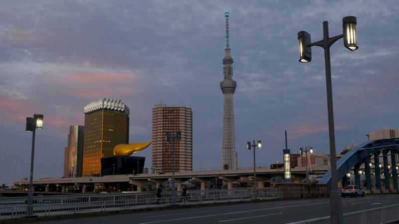 Tokyo Skytree und Asahi Beer Hall am Abend