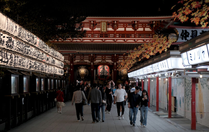 Hōzō-mon des Sensō-ji in Asakusa, Tokyo am Abend 宝蔵門 (浅草寺, 東京)
