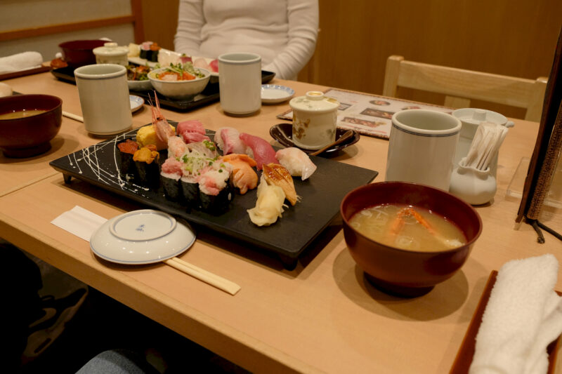 Leckere Sushi im "Sushitake"-Restaurant beim Tsukiji Fischmarkt in Tokyo
