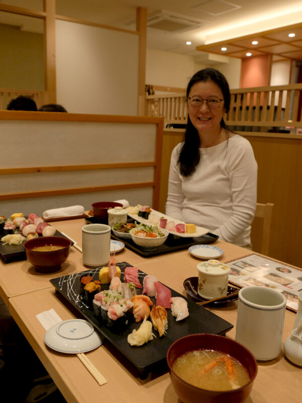 Leckere Sushi im "Sushitake"-Restaurant beim Tsukiji Fischmarkt in Tokyo
