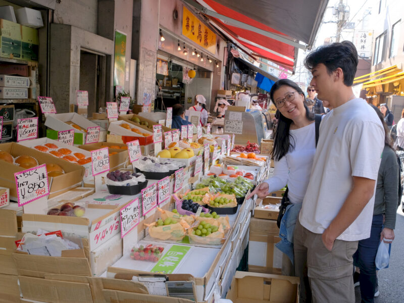 Aoi hat ihre Lieblings-Weintrauben auf dem Tsukiji (Fisch-)Markt entdeckt