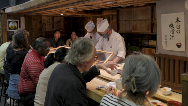 In einer Restaurant-Gasse auf dem Tsukiji Fischmarkt